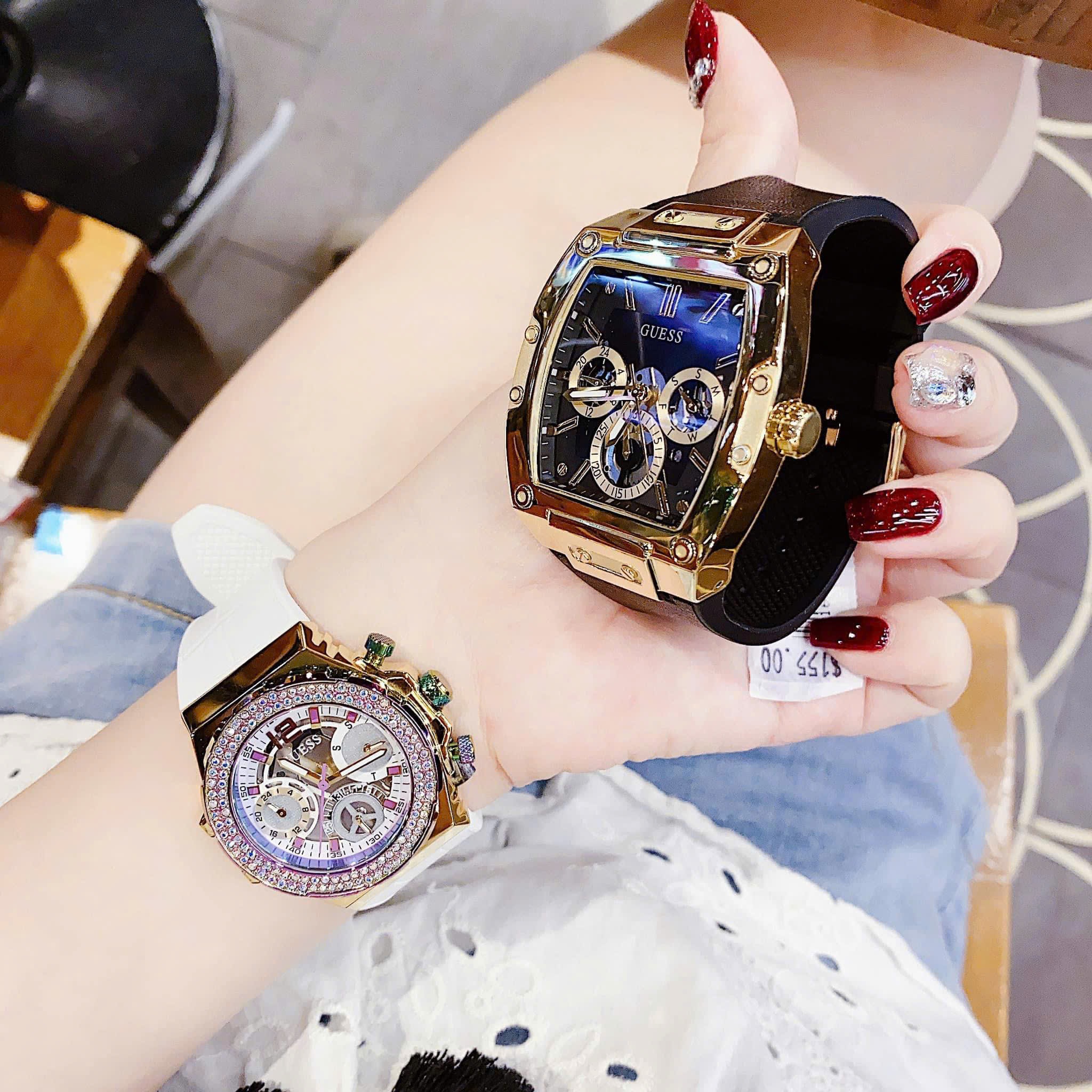 Đồng Hồ Guess Chronograph |Cặp Đôi |Vàng Gold |Đính Đá |Dây Cao Su |Size 43x36mm |donghogiatot.vn