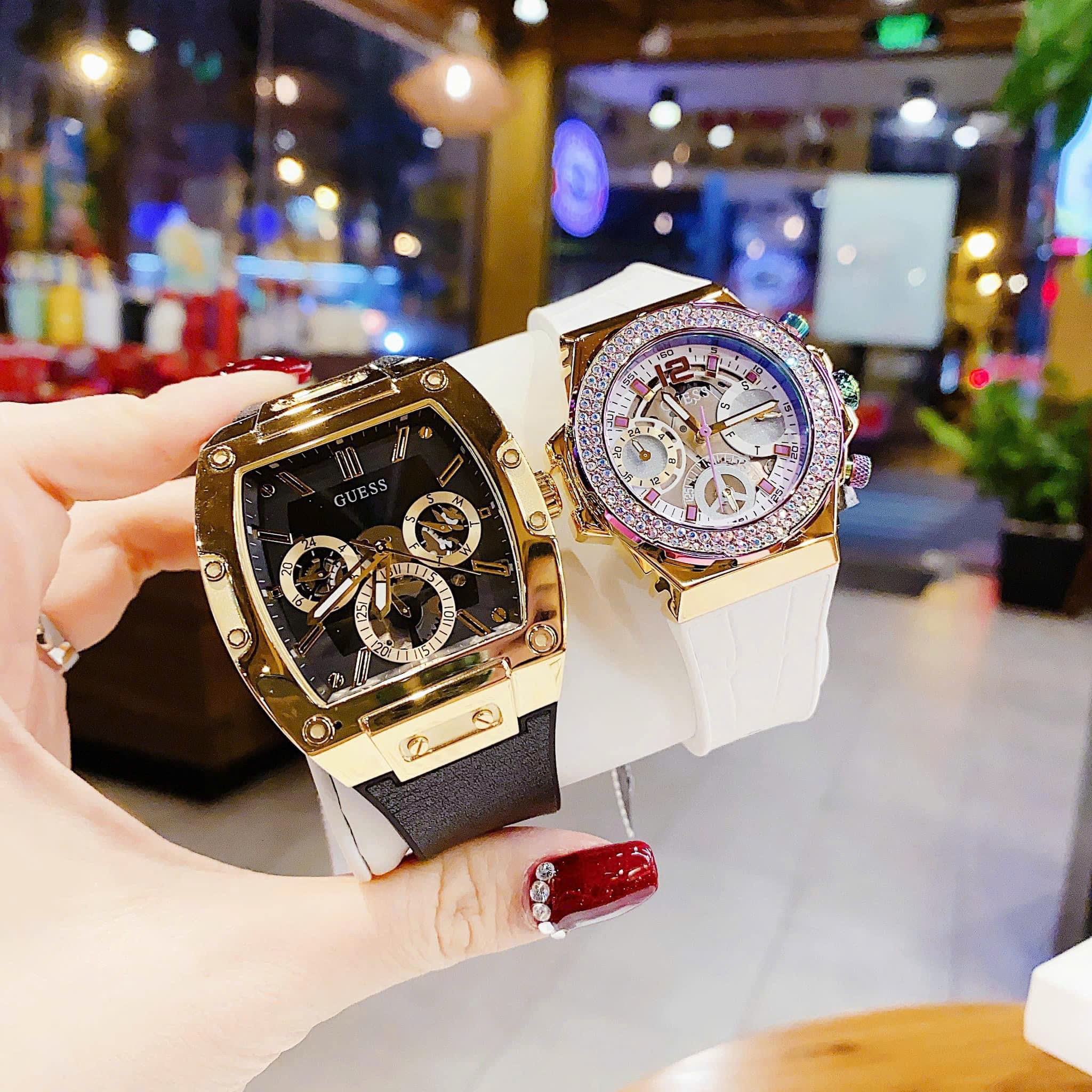 Đồng Hồ Guess Chronograph |Cặp Đôi |Vàng Gold |Đính Đá |Dây Cao Su |Size 43x36mm |donghogiatot.vn