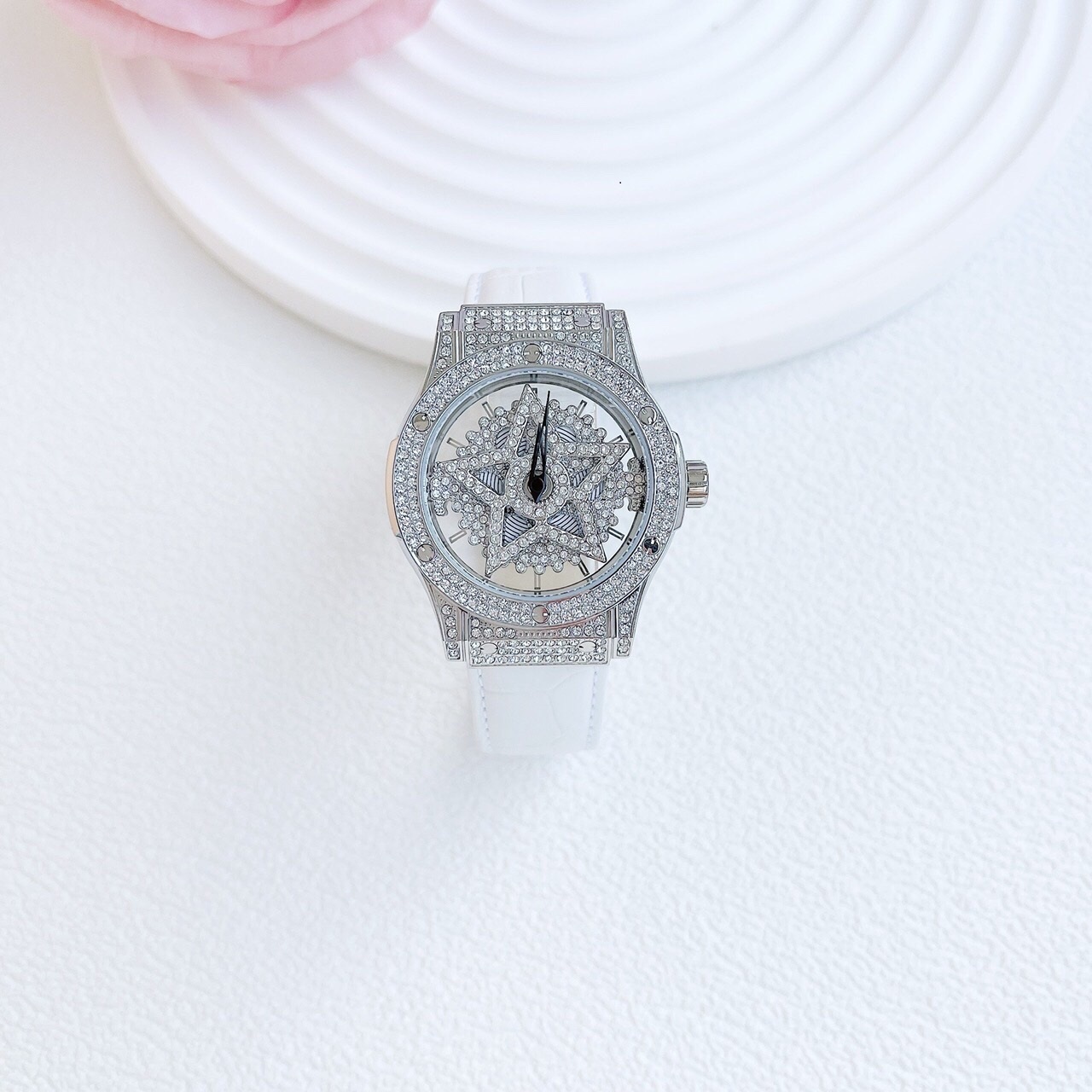 Đồng Hồ Davena Ngôi Sao Xoay |Nữ Giới |Full Đá Silver |Dây Da Trắng |Máy Pin (Quartz) |Size 38mm |donghogiatot.vn