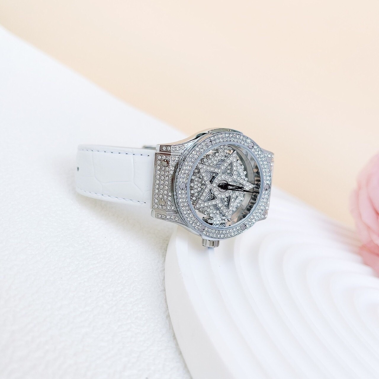 Đồng Hồ Davena Ngôi Sao Xoay |Nữ Giới |Full Đá Silver |Dây Da Trắng |Máy Pin (Quartz) |Size 38mm |donghogiatot.vn