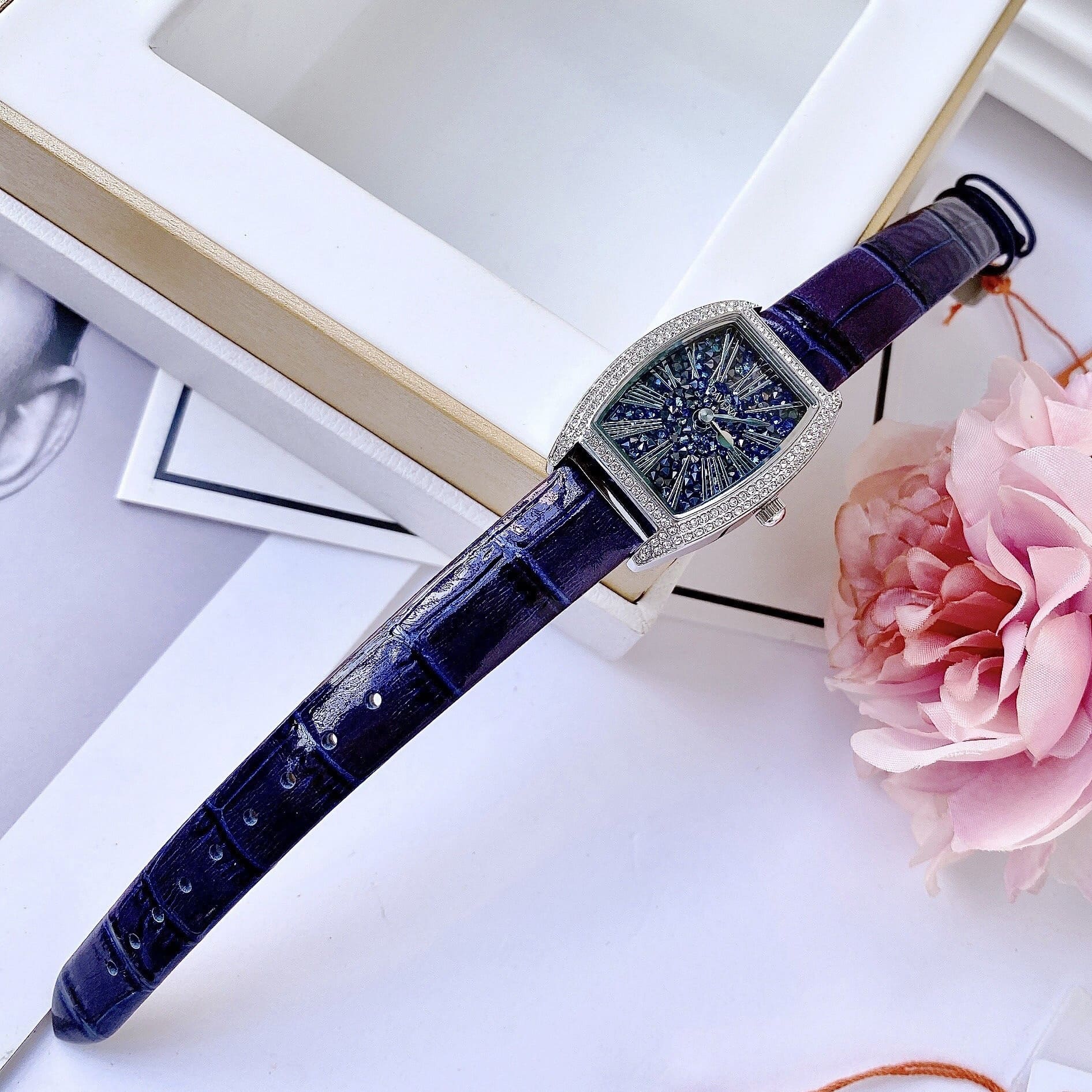 Đồng Hồ Davena Mặt Chữ Nhật |Nữ Giới |Full Đá Nhũ Xanh |Dây Da Xanh Dương |Máy Pin (Quartz) |Size 25x36mm |donghogiatot.vn