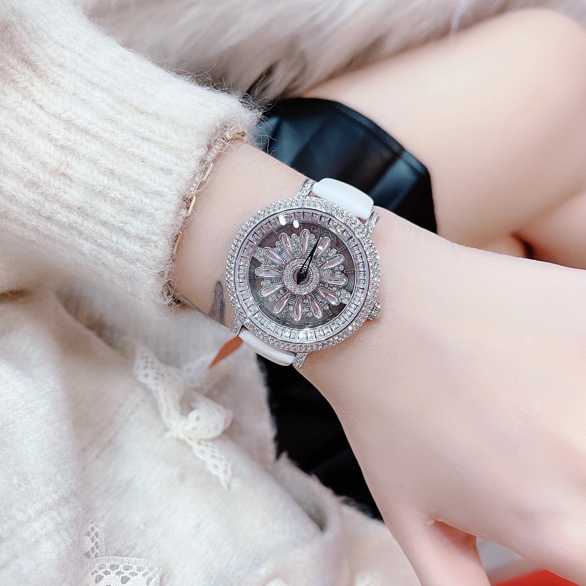 Đồng Hồ Davena Bông Hoa Xoay |Nữ Giới |Đính Đá |Silver |Dây Da Trắng |Máy Pin (Quartz) |Size 38mm |donghogiatot.vn