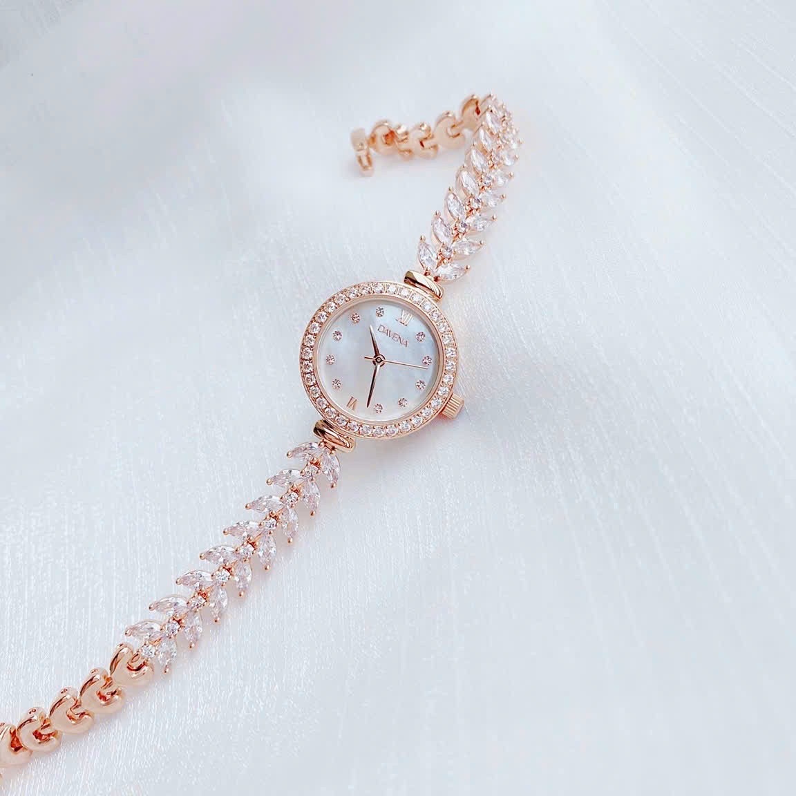 Đồng Hồ Davena Mặt Trắng |Nữ Giới |Rose Gold |Vòng Tay Đính Đá |Máy Pin (Quartz) |Size 26mm |donghogiatot.vn