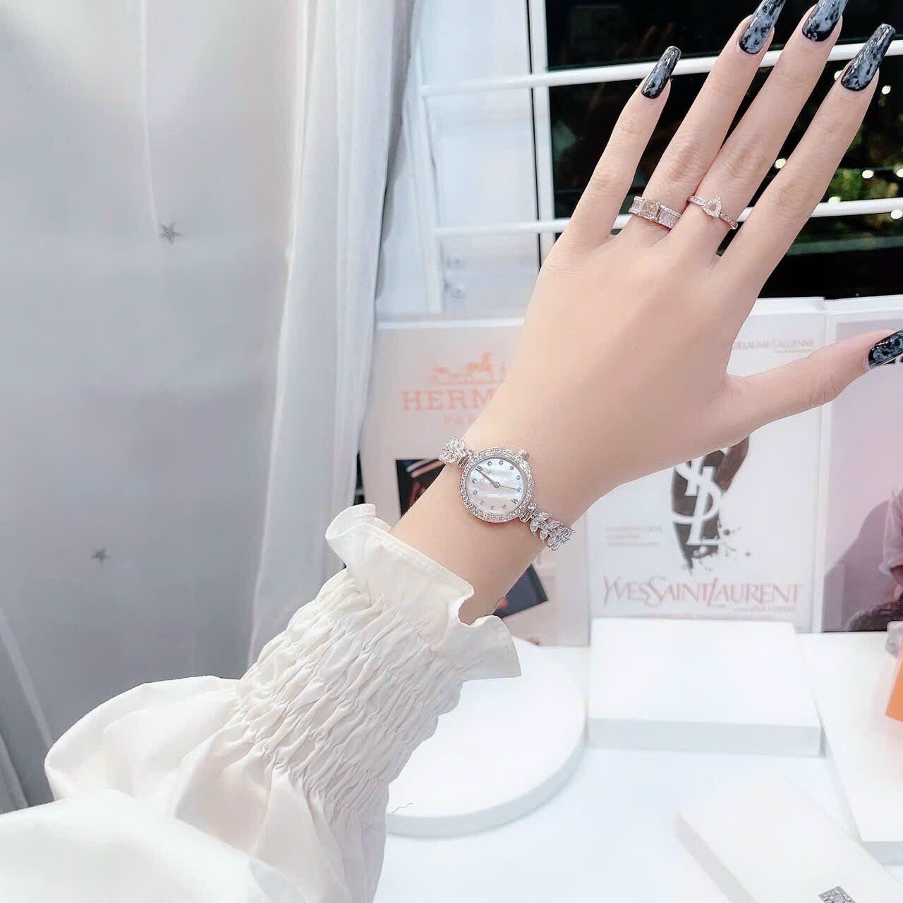 Đồng Hồ Davena Mặt Trắng |Nữ Giới |Silver |Vòng Tay Đính Đá |Máy Pin (Quartz) |Size 26mm |donghogiatot.vn