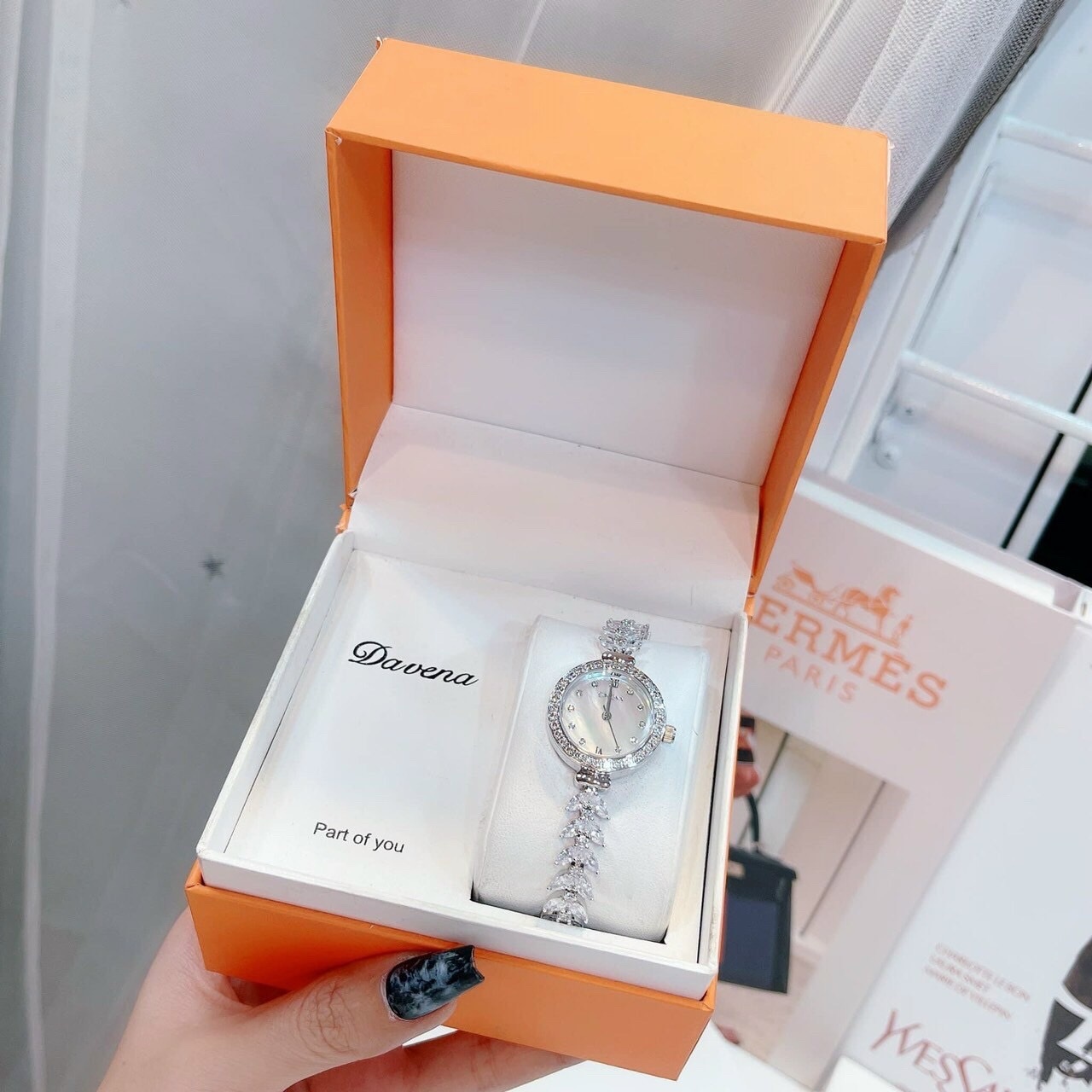 Đồng Hồ Davena Mặt Trắng |Nữ Giới |Silver |Vòng Tay Đính Đá |Máy Pin (Quartz) |Size 26mm |donghogiatot.vn