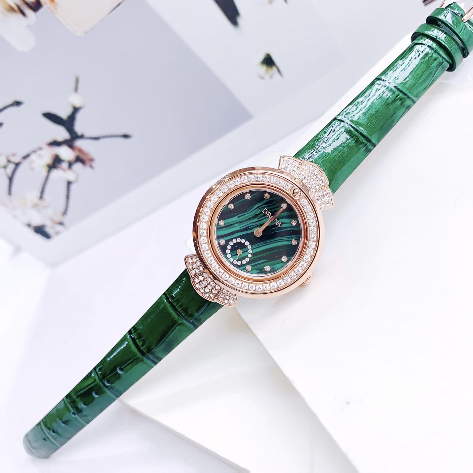 Đồng Hồ Davena 3 Kim |Nữ Giới |Đính Đá Rose Gold |Dây Da Xanh Lá |Máy Pin (Máy Quartz) |Size 32mm |donghogiatot.vn