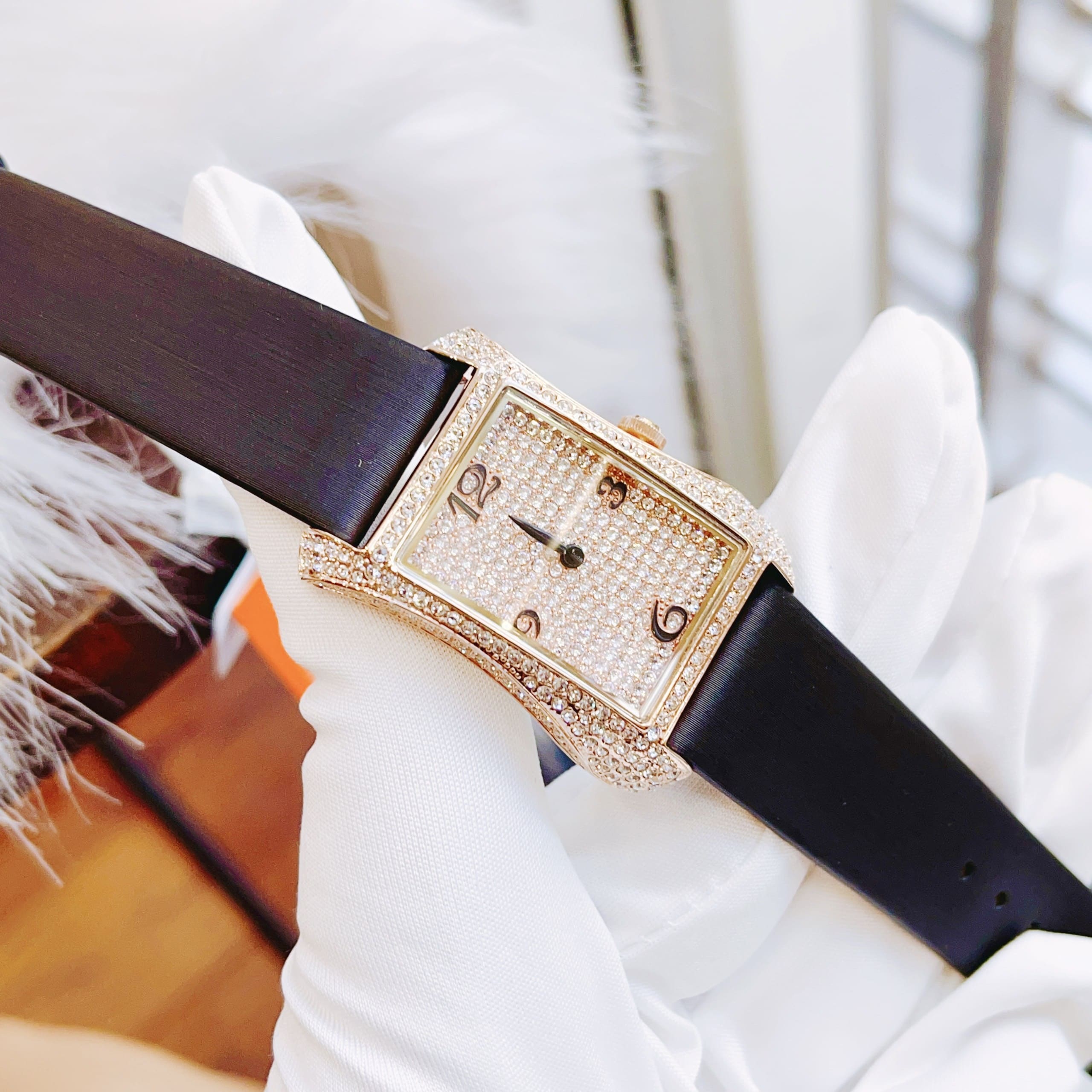 Đồng Hồ Davena Tựa Hermes |Nữ Giới |Full Đá Rose Gold |Dây Da Đen |Máy Pin (Máy Quartz) |Size 28x40mm |donghogiatot.vn