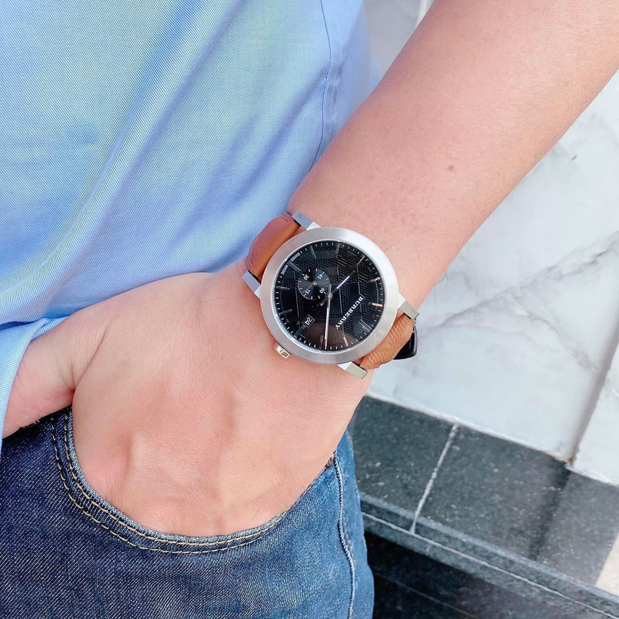 Đồng Hồ Burberry The City Embossed |Nam Giới |Mặt Đen |Dây Da Nâu |Máy Pin (Quartz) |Size 42mm |donghogiatot.vn