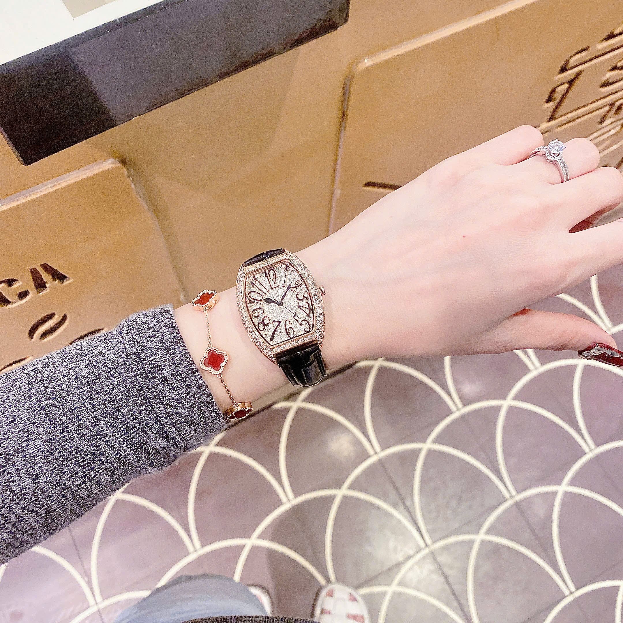 Đồng Hồ Chopard Mặt Chữ Nhật |Nữ Giới |Full Đá Rose Gold |Dây Da Đen |Máy Pin (Quartz) |Size 34mm |donghogiatot.vn