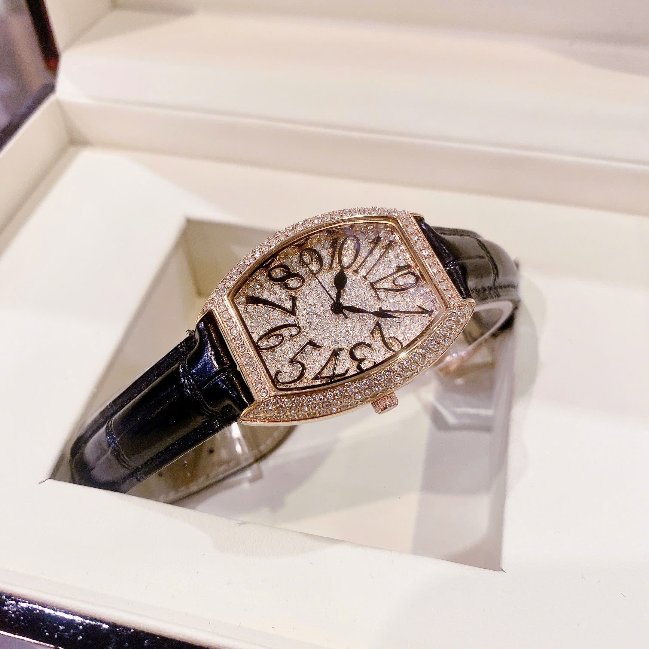 Đồng Hồ Chopard Mặt Chữ Nhật |Nữ Giới |Full Đá Rose Gold |Dây Da Đen |Máy Pin (Quartz) |Size 34mm |donghogiatot.vn