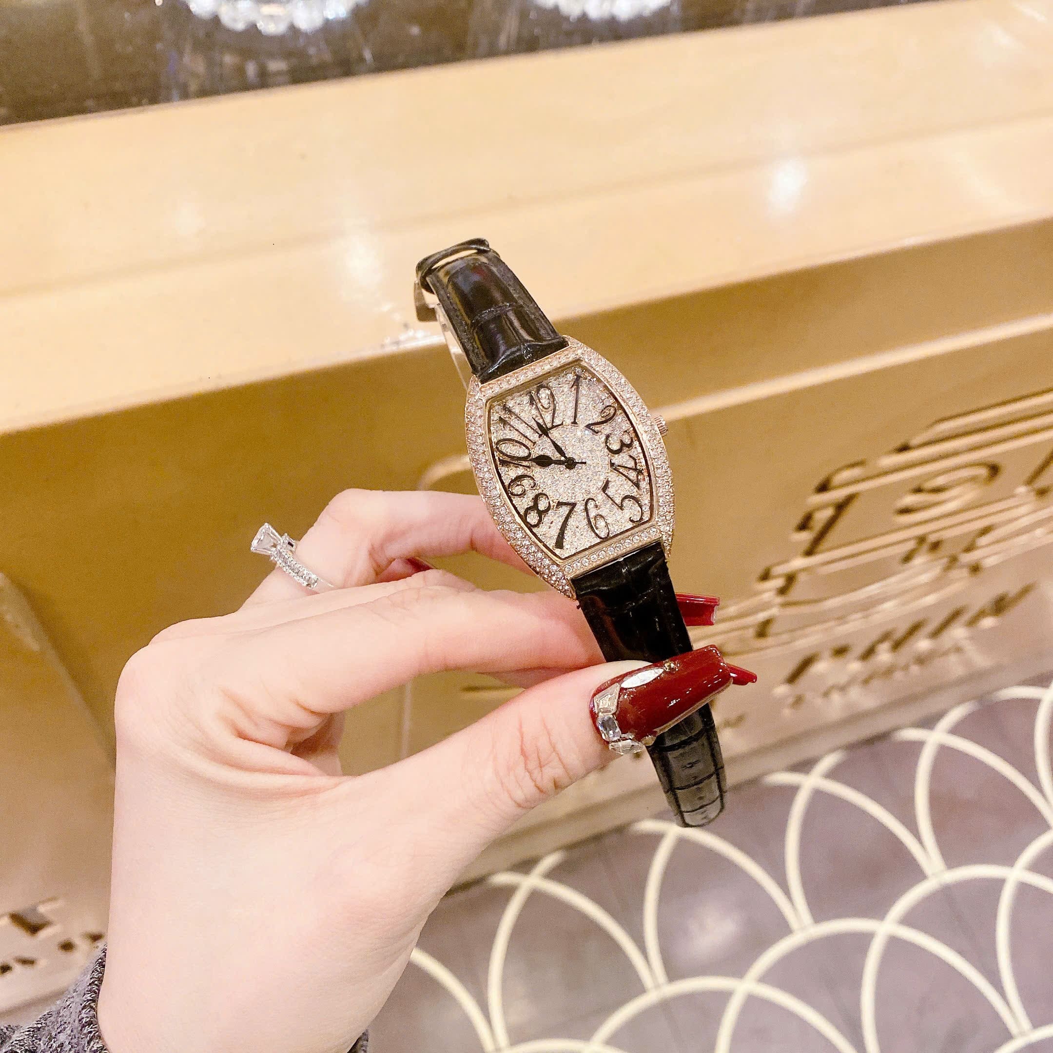 Đồng Hồ Chopard Mặt Chữ Nhật |Nữ Giới |Full Đá Rose Gold |Dây Da Đen |Máy Pin (Quartz) |Size 34mm |donghogiatot.vn