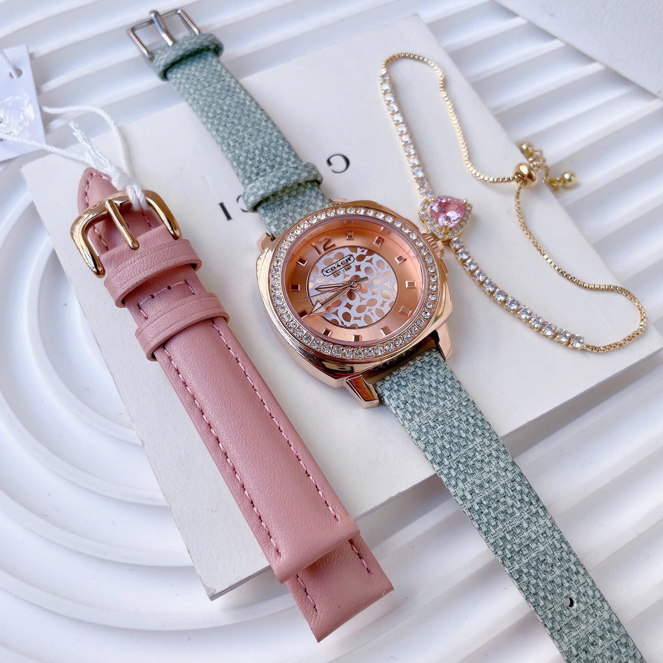 Set Đồng Hồ Coach Boyfriend |Nữ Giới |Đính Đá |Rose Gold |Dây Da Hồng |Máy Pin (Quartz) |Size 34mm |donghogiatot.vn