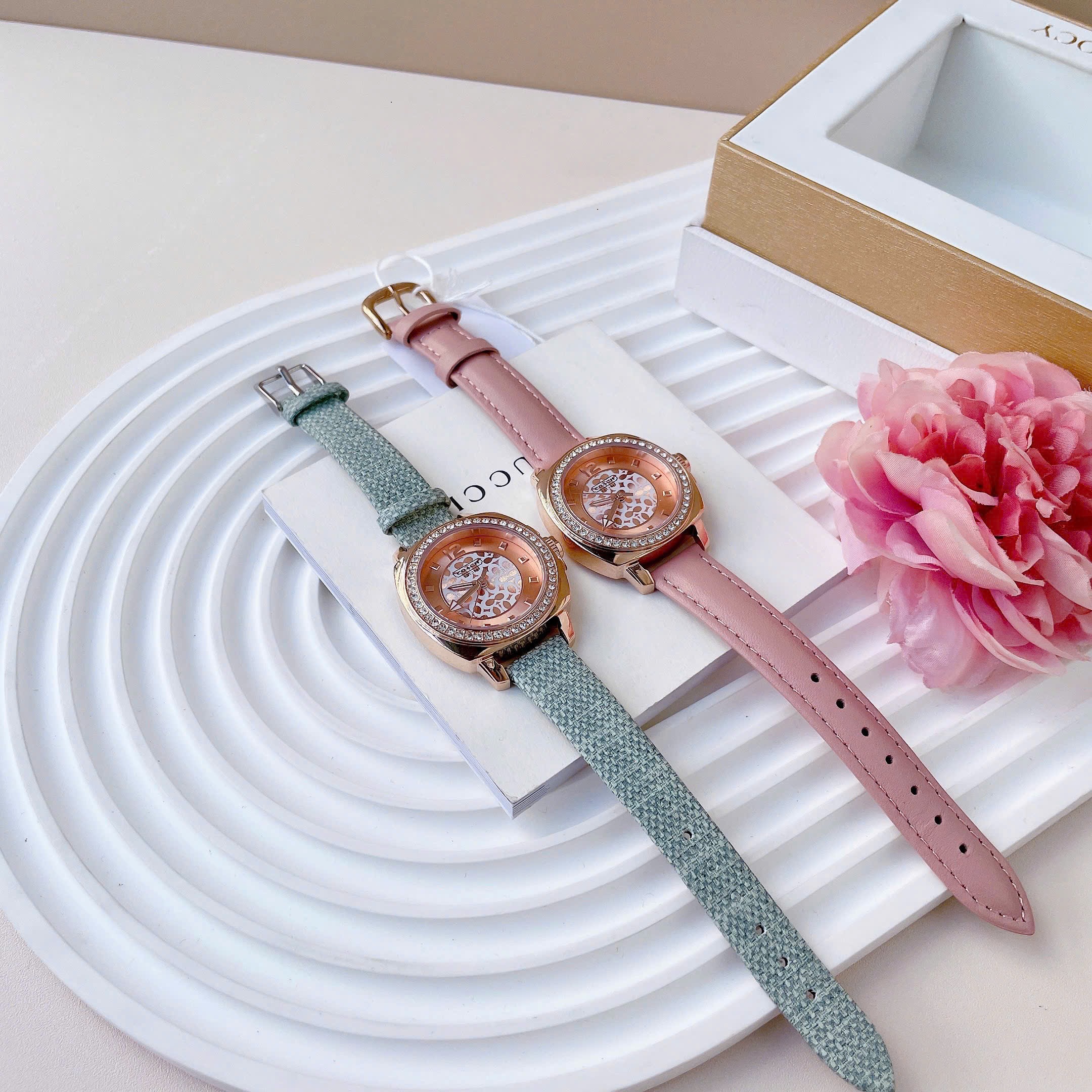 Set Đồng Hồ Coach Boyfriend |Nữ Giới |Đính Đá |Rose Gold |Dây Da Hồng |Máy Pin (Quartz) |Size 34mm |donghogiatot.vn
