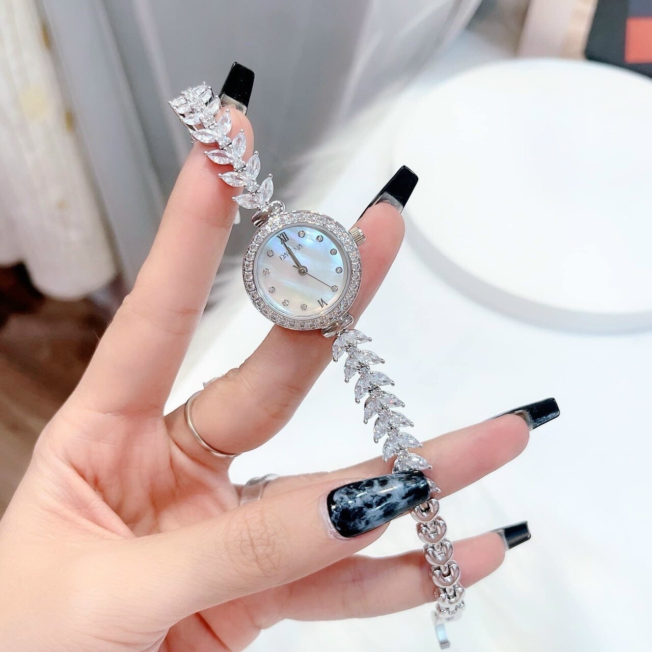 Đồng Hồ Davena Mặt Trắng |Nữ Giới |Silver |Vòng Tay Đính Đá |Máy Pin (Quartz) |Size 26mm |donghogiatot.vn