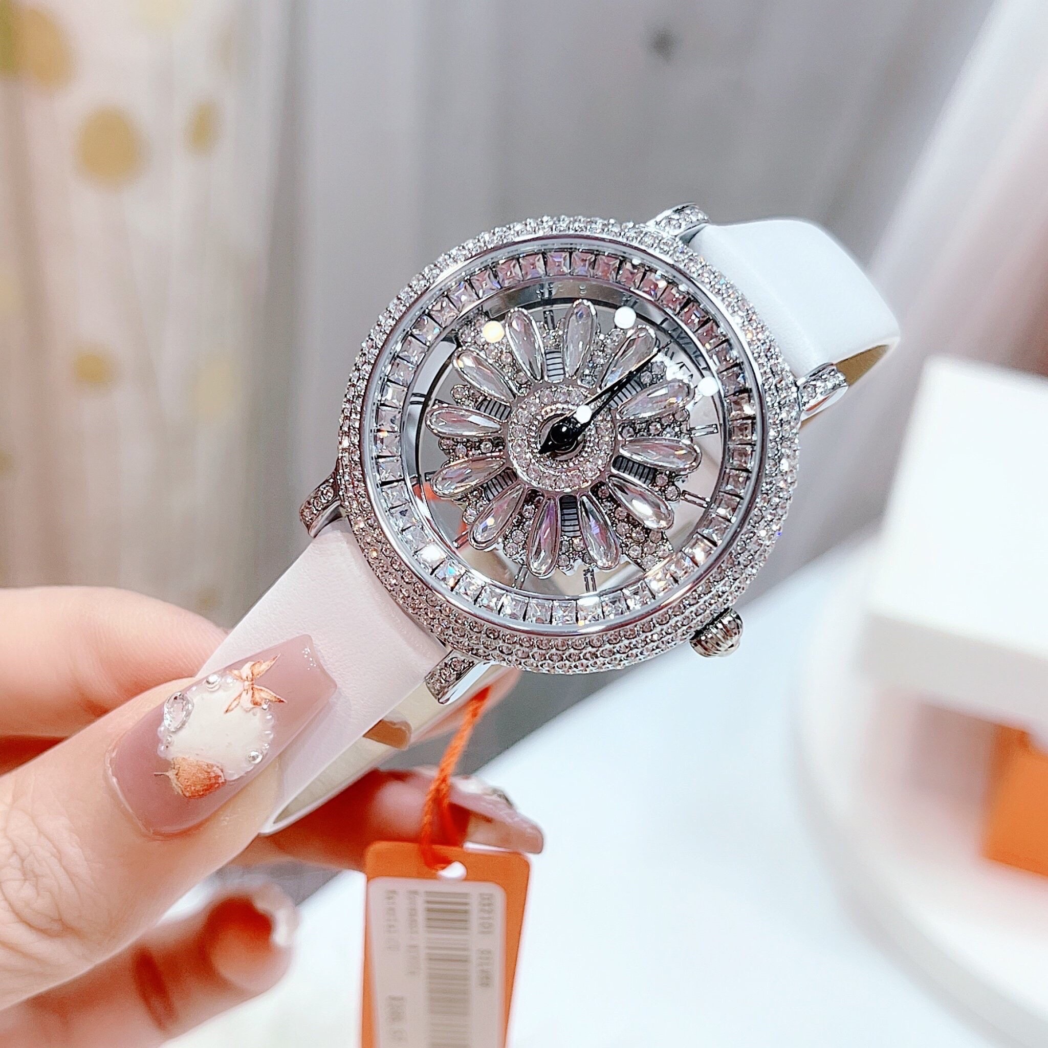 Đồng Hồ Davena Bông Hoa Xoay |Nữ Giới |Đính Đá |Silver |Dây Da Trắng |Máy Pin (Quartz) |Size 38mm |donghogiatot.vn