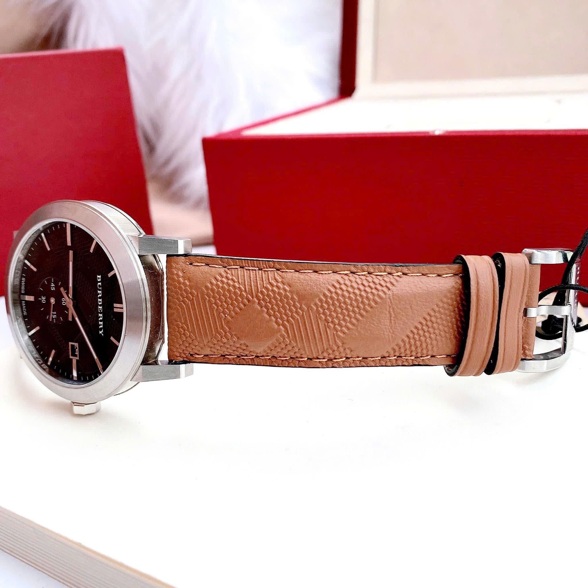 Đồng Hồ Burberry The City Embossed |Nam Giới |Mặt Đen |Dây Da Nâu |Máy Pin (Quartz) |Size 42mm |donghogiatot.vn