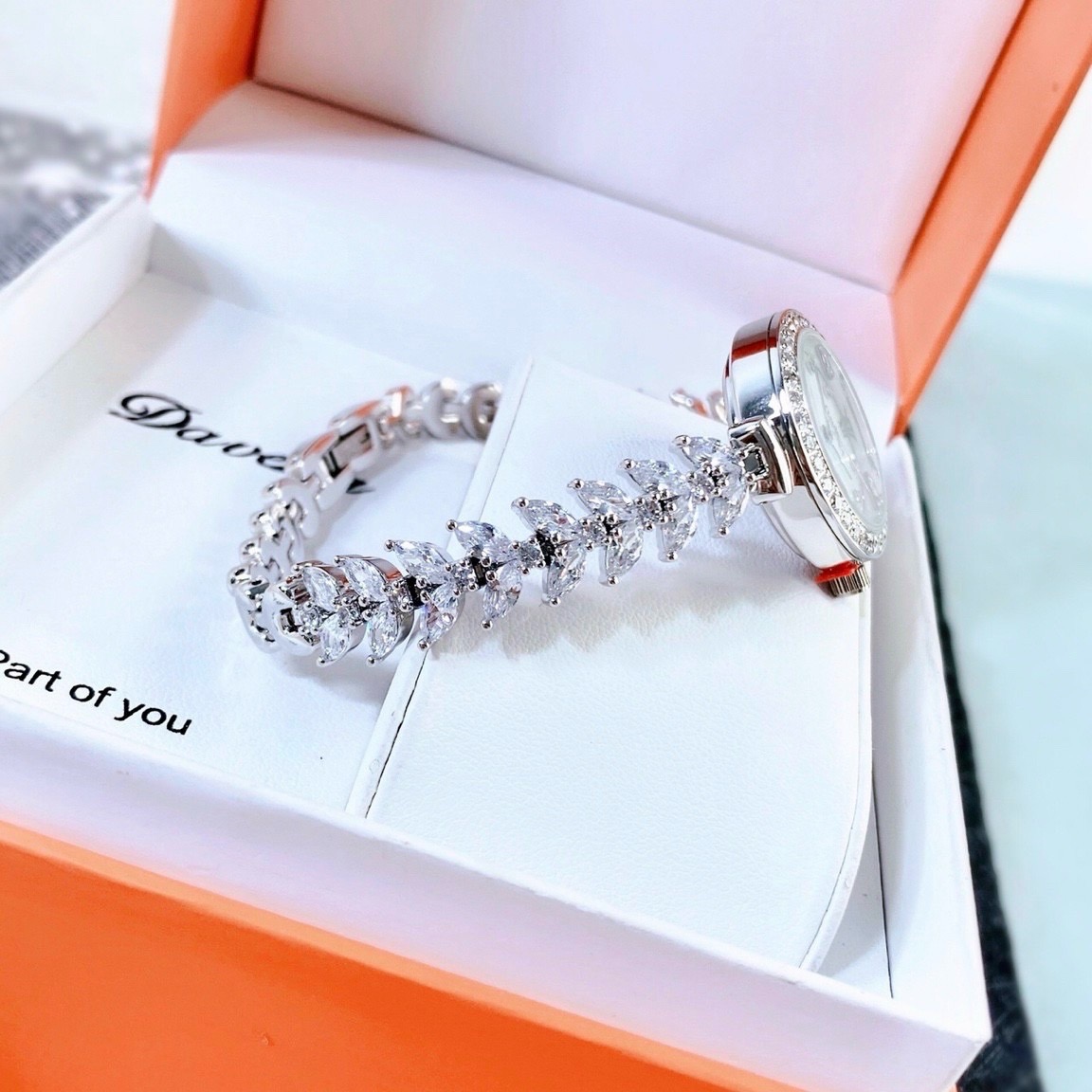Đồng Hồ Davena Mặt Trắng |Nữ Giới |Silver |Vòng Tay Đính Đá |Máy Pin (Quartz) |Size 26mm |donghogiatot.vn