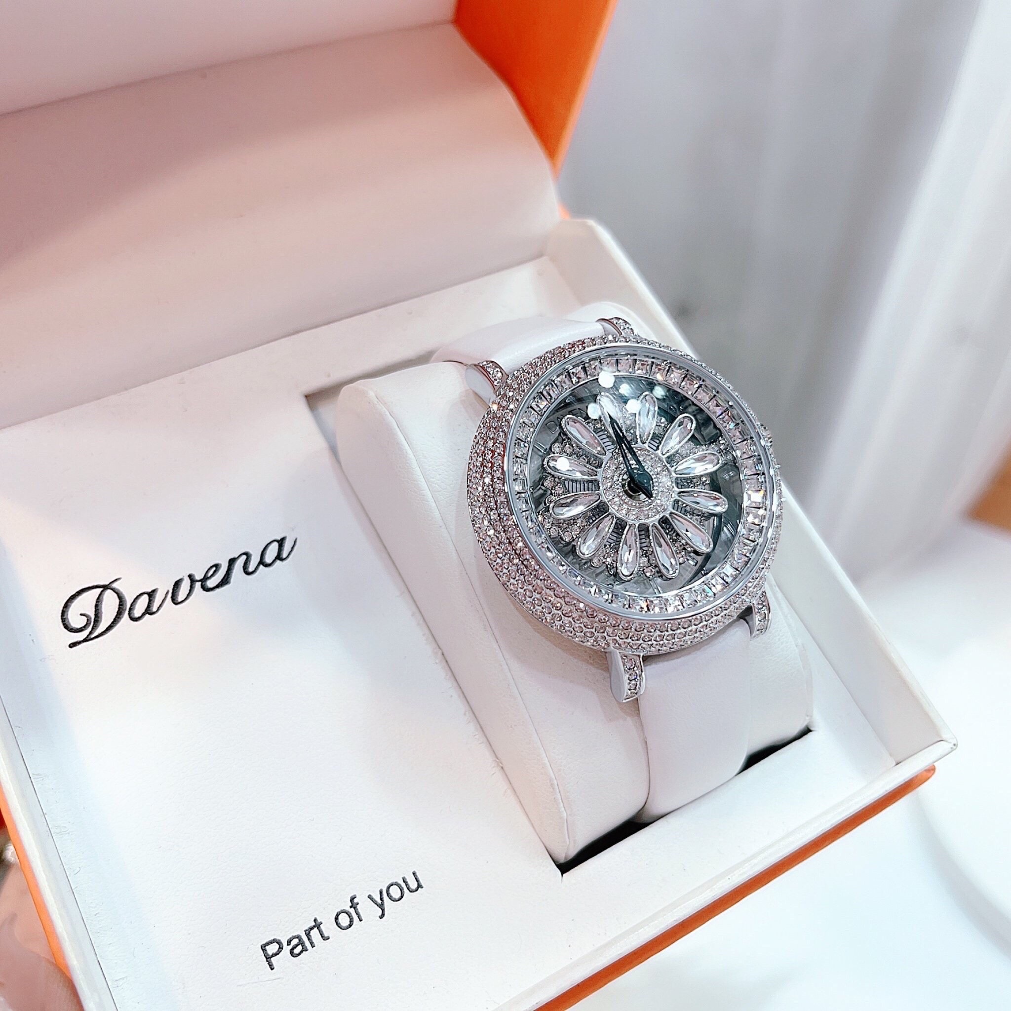 Đồng Hồ Davena Bông Hoa Xoay |Nữ Giới |Đính Đá |Silver |Dây Da Trắng |Máy Pin (Quartz) |Size 38mm |donghogiatot.vn
