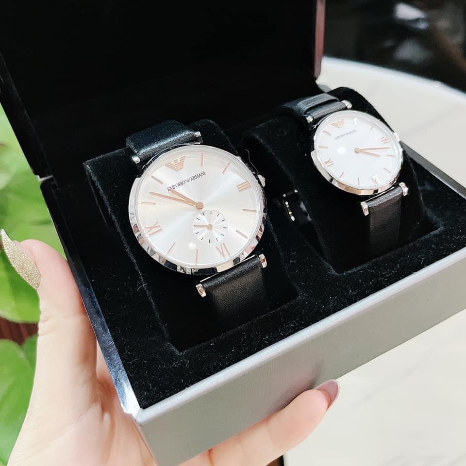 Đồng Hồ Emporio Armani Mặt Trắng Silver |Cặp Đôi |Mặt Tròn |Dây Da |Máy Pin (Quartz) |Size 32x40mm |Donghogiatot.vn