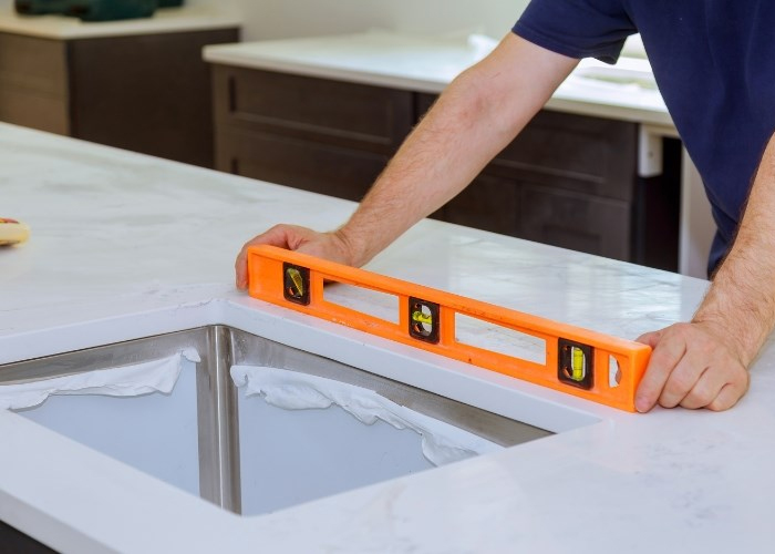 Đo thật kỹ – cả chiều dài, rộng, lỗ khoét và thành mép