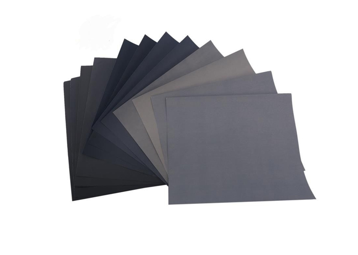 Dùng giấy nhám mịn để làm sạch bề mặt inox