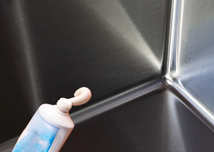 Sử dụng kem đánh răng làm mờ vết xước trên chậu inox 304