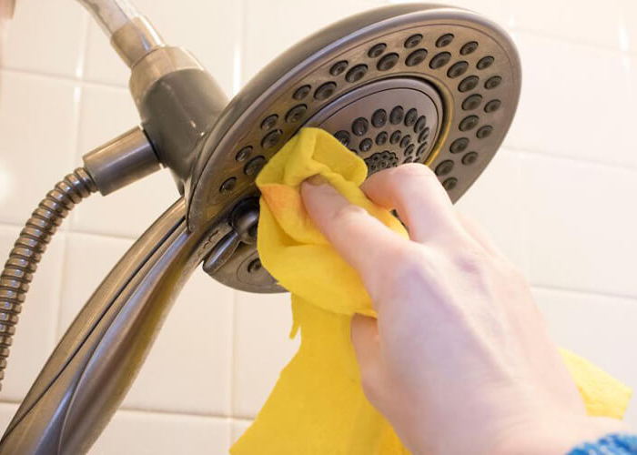Sử dụng khăn mềm để vệ sinh sen vòi nhà tắm