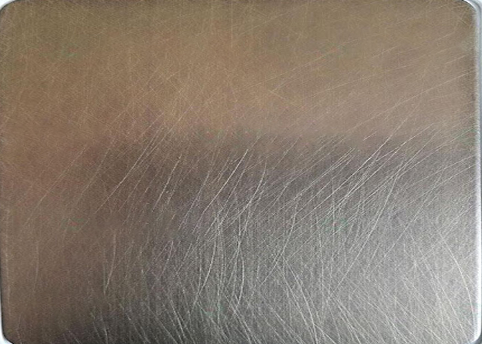 Chà xát lung tung, không theo hướng của vân inox