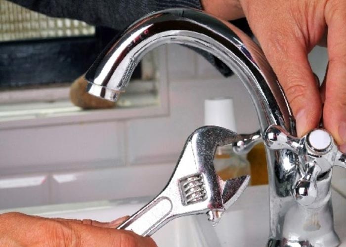 Thay lưới lọc đầu vòi (nếu cũ quá, hoen gỉ)