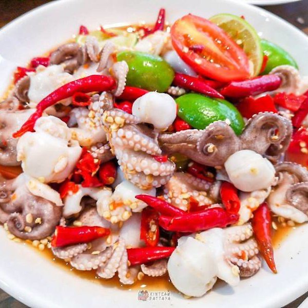 Salad bạch tuộc chua cay kiểu Thái, kết hợp rau củ tươi và nước trộn đậm vị, thích hợp cho bữa ăn nhẹ