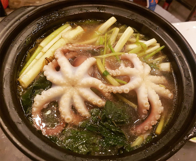 Bạch tuộc nhúng mẻ nóng hổi trong nồi lẩu với riềng, sả và rau xanh, món ngon đậm chất Việt