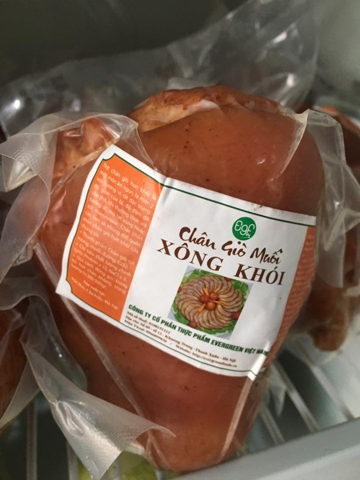 chân giò ủ muối hun khói được chế biến cầu kỳ tỉ mỹ để tạo ra một siêu phẩm ẩm thực đầy tinh tế và đẳng cấp