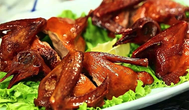 Bồ Câu Quay Mật Ong – Lớp Da Giòn Rụm, Thơm Lừng