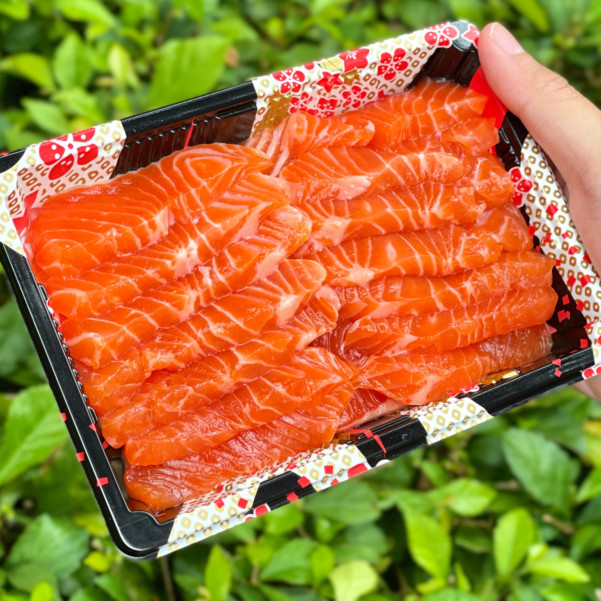 Amazing Foods hỗ trợ cắt cá hồi Sashimi tho yêu cầu khách hàng