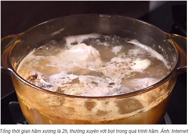 Nấu nước dùng vịt tiềm Dùng xương heo hoặc xương gà ninh 2–3 tiếng.