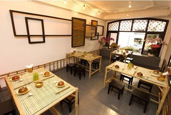 Không gian quán mì vịt tiềm chuyên nghiệp được trang trí ấm cúng, sắp xếp bàn ghế gọn gàng, phong cách Hoa – Việt hiện đại.