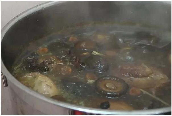 Nồi nước dùng mì vịt tiềm nấu cùng thuốc bắc, táo tàu, kỷ tử, thảo quả, tạo hương thơm đặc trưng và vị ngọt thanh bổ dưỡng.