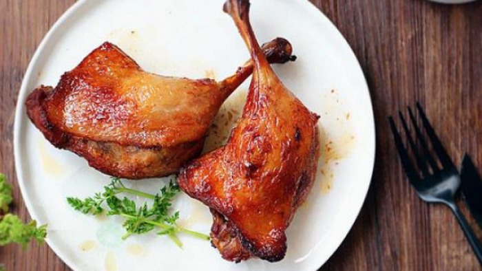 Đùi vịt nướng – Lên màu đẹp, thơm béo quyến rũ