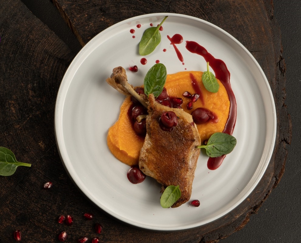 Đùi vịt om mỡ kiểu Pháp (Confit de Canard) với da giòn, thịt mềm tan trong miệng