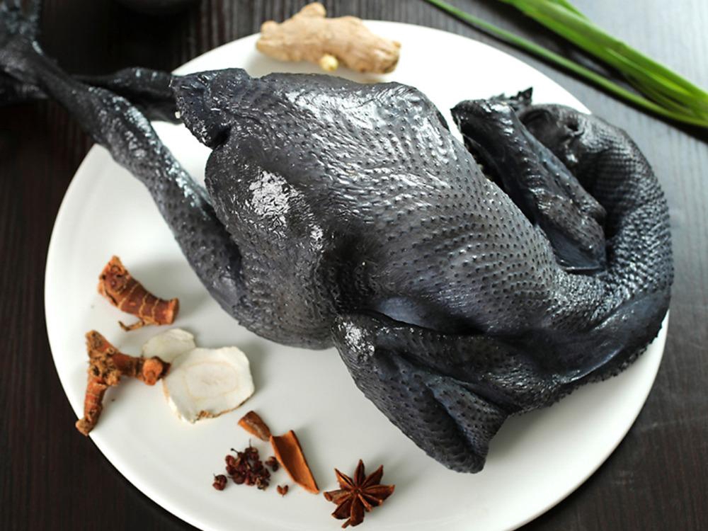 gà ác tươi làm sạch được bán mỗi ngày tại cửa hàng amazing foods Q4, tphcm