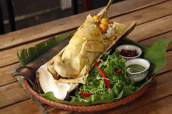 Gà thả vườn nướng ống tre