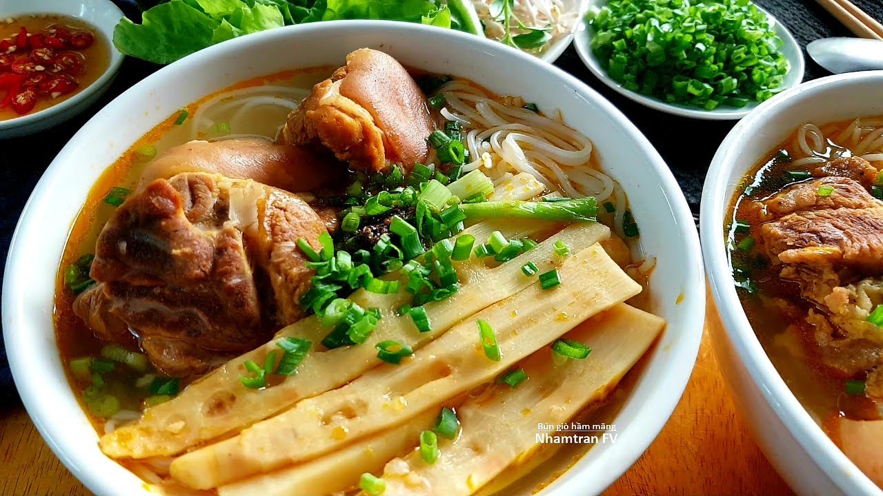 Bún măng sử dụng khoanh bắp heo rất ngon với vị nước dùng tinh khiết vị ngọt của măng, giòn béo của chân giò ..
