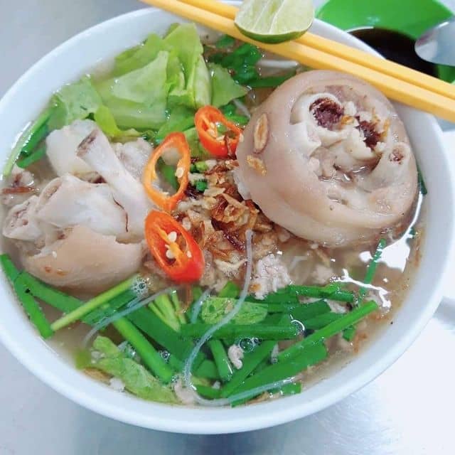 Hủ tiếu giò heo là một trong những món ăn đặc sắc của vùng đất sài gòn xưa nay