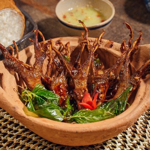 Lưỡi vịt khìa nước dừa chế biến khá đơn giản nhưng không ngờ đem lại cho ta nhiều cảm xúc vị giác đến thế, những cảm giác vị giác vỗ về êm đếm biết bao khi nhâm nhi từng miếng lưỡi vịt với vài ngụm bia lạnh