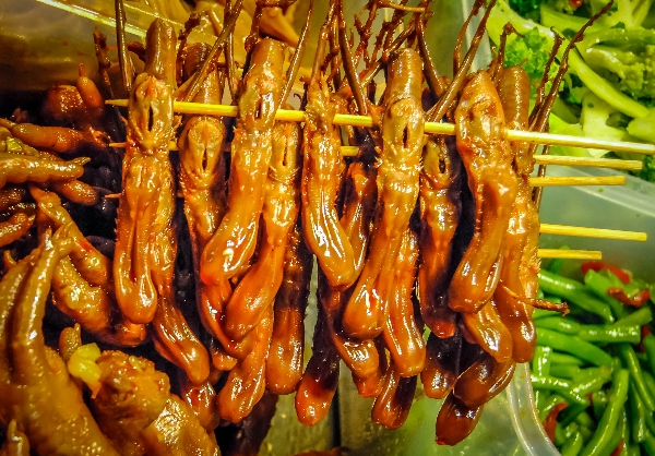 Lưỡi vịt phá lấu đậm đà hương vị, một chút mặn ngọt béo bùi xen lẫn hương vị quyến rũ của các loại hương liệu làm thực khách mê mẩn hoài