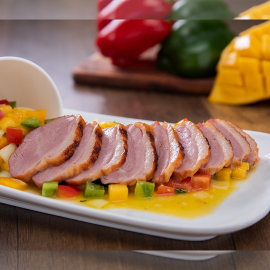 Lườn ngỗng hun khói làm salad cho ta cảm nhẹ nhàng tươi mát hơn khi dùng chung ngỗng với các loại rau củ