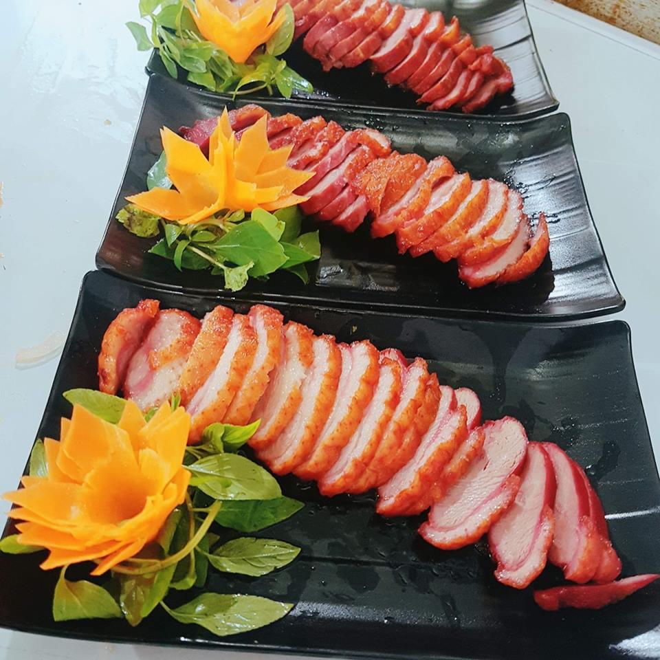 Cách chế biến ức ngỗng hun khói nhanh nhất là chiên vàng hoặc nướng trên lửa than sau đó dùng với sốt mù tạc