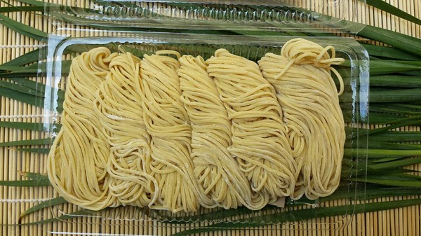 Dùng mì trứng tươi (mì vàng dai). Nên chọn loại sợi nhỏ vừa, không bở, có thể đặt sản xuất riêng nếu mở quán quy mô lớn