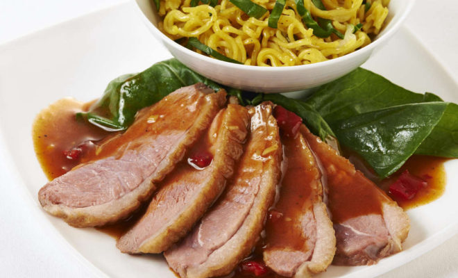 Ức ngỗng hun khói còn có thể dùng chung với mì xào rất tuyệt