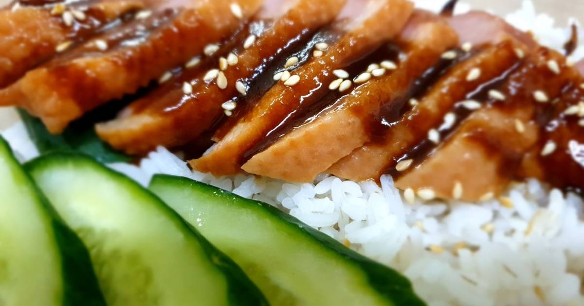 Bữa com được chuẩn bị với món ức ngỗng hun khói